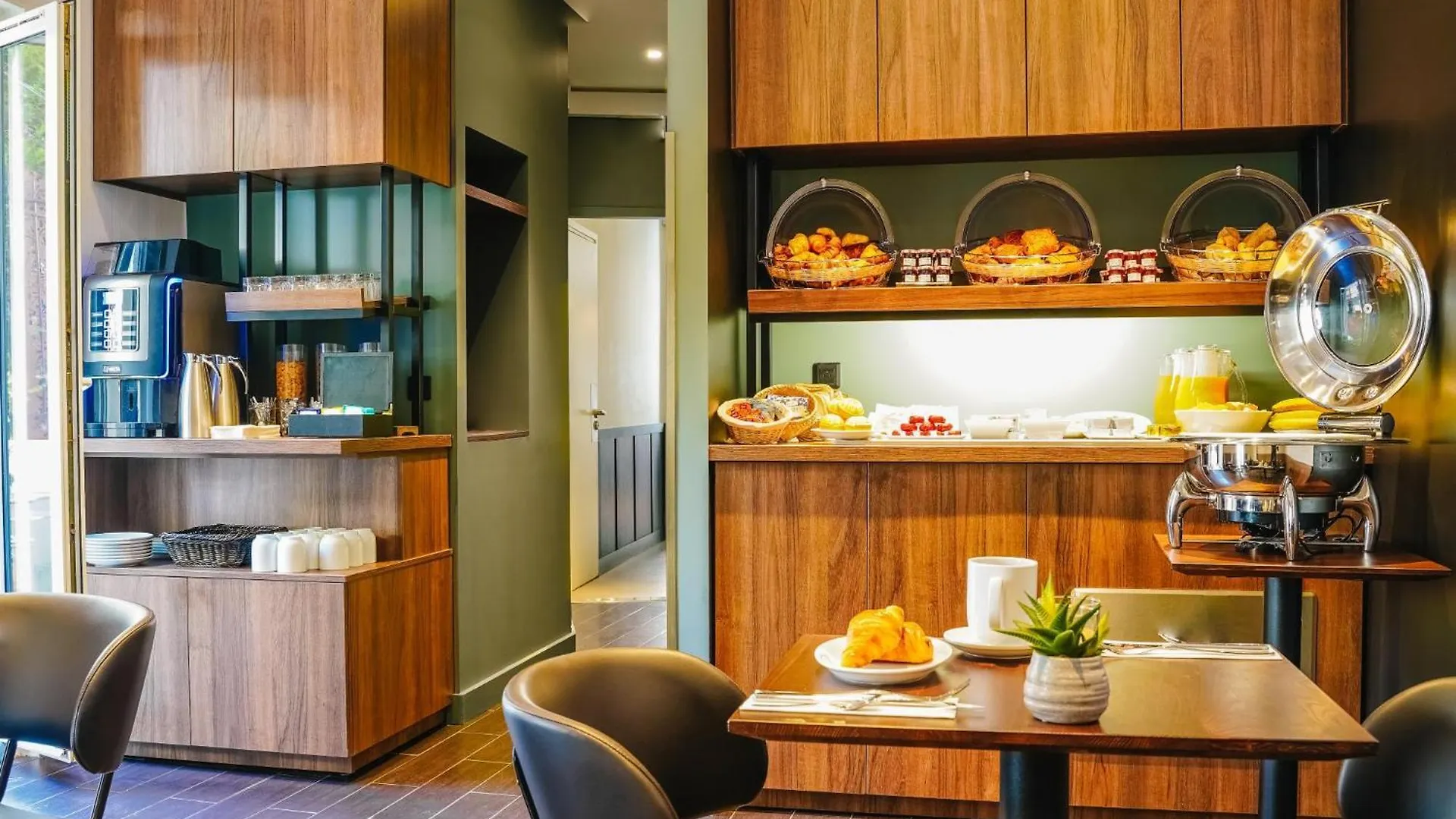 Timhotel Tour Eiffel Paris 3*,